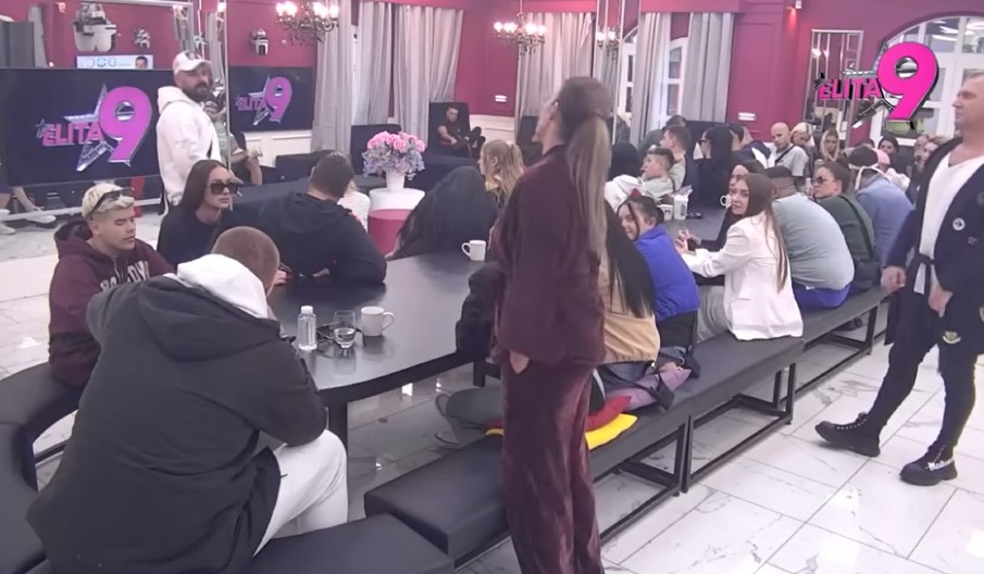 "MORAŠ DA ZNAŠ DA SRĐAN NIJE UMRO I DA TE ČEKA" Kačavenda uputila brutalne pretnje učesniku Elite, u sve umešala i bivšeg muža!