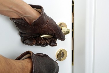 LOPOVI HARAJU NOVIM PAZAROM, NA METI IM JE ZLATO Provalili u dve porodične kuće i odneli veliku količinu dragocenosti