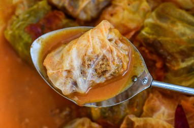 JUGOSLOVENSKE SARME PO RECEPTU STEVE KARAPANDŽE Jednostavnost i tradicija u svakom zalogaju