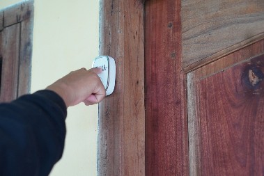 DOŠAO JE PO DEVOJKU NA PRVI DEJT I ZAZVONIO JOJ NA VRATA Kada je otvorila desilo se nešto neverovatno - video otopio srca hiljada ljudi na mrežama