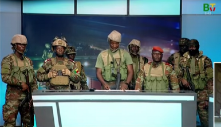 POKUŠAJ VOJNOG PUČA U BENINU! Vojska upala na nacionalnu televiziju, usledio haos (VIDEO)