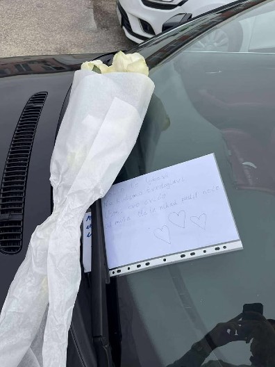 MUŽ NAPISAO ŽENI PORUKU I NAPRAVIO HAOS Zakačio je na kola, sad mu se ceo komšiluk ruga!