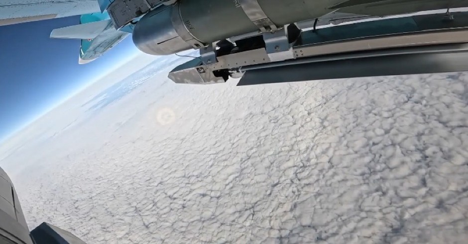 RAZORAN UDAR SA 15.000 METARA VISINE Rusi posejali PAKAO iz vazduha, PVO nemoćna, ima mrtvih (VIDEO)