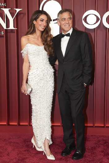 HOROSKOP ZA PONEDELJAK OTKRIVA DRAMU: Problemi tresu Bika i Škorpiju, Rak u DIREKTNOM OKRŠAJU, a ovaj znak traži spas u tišini!