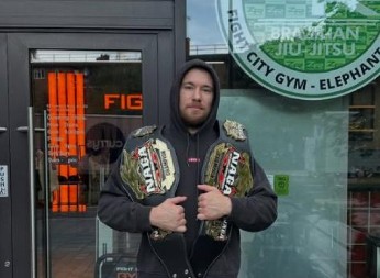 OVO JE IVAN (29) KOJI JE SPASAO DEVOJČICU OD PEDOFILA! Brzim potezom patosirao muškarca na ulici, nije prvi herojski čin ovog "londonskog Betmena" (VIDEO)