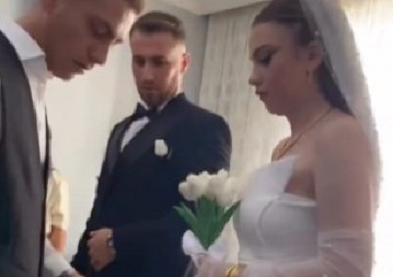 SVEŠTENIK USRED VENČANJA POMENUO MLADOŽENJU SESTRU I OTKRIO ŠOK ISTINU Čekao je 13 godina, ljudi zanemeli