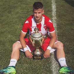 KOPAČKE ZAMENIO MAKAZICAMA I MAŠINICOM Igrao Ligu šampiona sa Zvezdom, nosio dres reprezentacije, a sada radi kao frizer i šiša Radonjića i Erakovića (VIDEO)