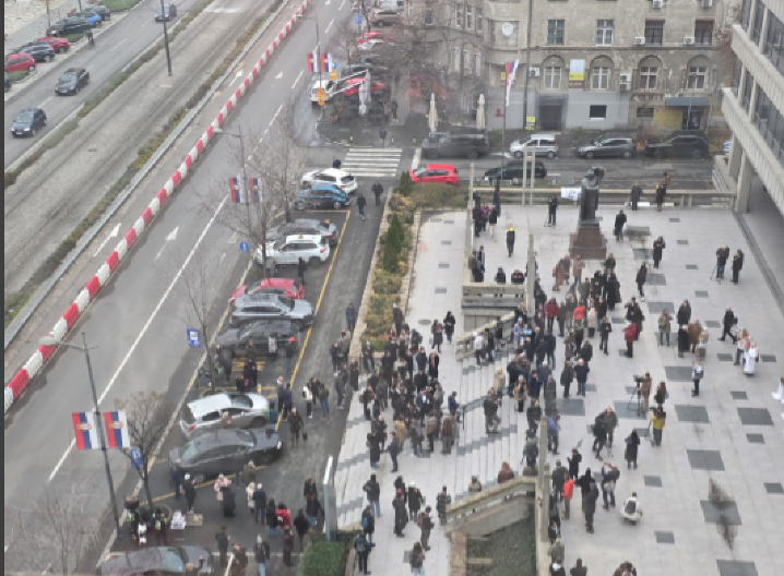 JOŠ JEDAN BLOKADERSKI FIJASKO Dramatičnim porukama zvali narod na protest ispred Palate pravde, evo koliko se ljudi odazvalo (FOTO)