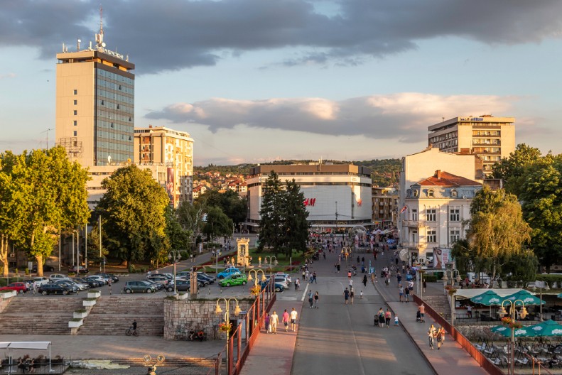 "OVAJ ZAKON 'SVOJ NA SVOME' JE PRAVA STVAR" Nišlije zadovoljno čekaju u redu da predaju zahteve za legalizaciju, prijem na 24 lokacije