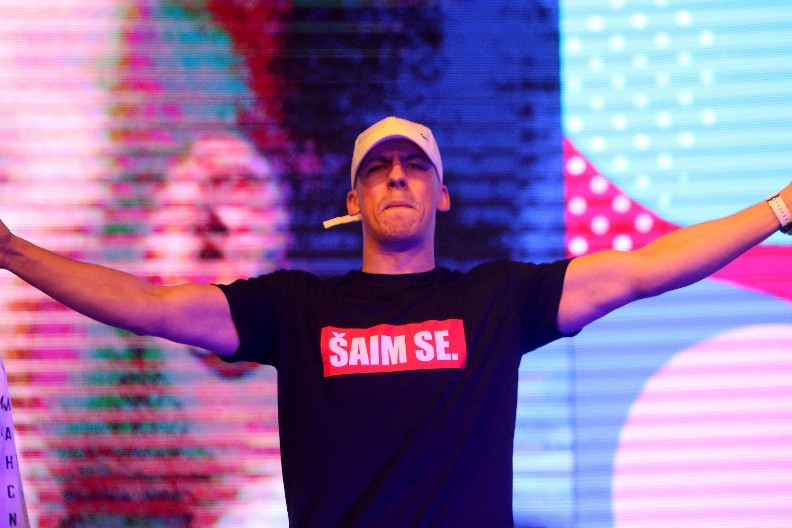 UŠAO U "RAT" SA NAVIJAČIMA ZVEZDE Baka Prase se obratio "delijama" nakon koreografije posvećene Jutjuberu: Ako ja krenem da uzvraćam biće problem