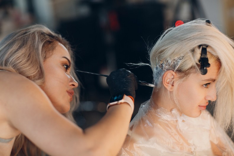 ŠEST MESECI NEĆETE MORATI DA IDETE KOD FRIZERA! Šta je korejska trajna o kojoj žene u Srbiji danima pričaju?