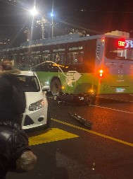 JEZIVA NESREĆA  U CENTRU BEOGRADA: Podleteo pod autobus kod Trga republike! (VIDEO)