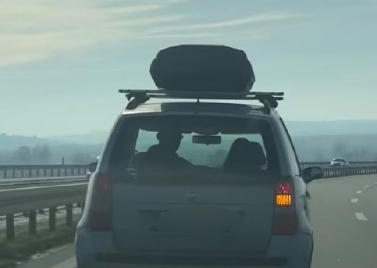 IMAJU VAŽNU ULOGU Evo čemu služe tanke linije na zadnjem staklu auta, mnogi iskusni vozači ovo nisu znali