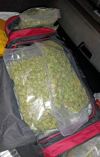 PALI NA DELU Policajac ih zatekao dok prodaju, odnosno kupuju robu