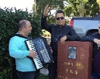 SNIMAK ZBOG KOG CEO BALKAN VRIŠTI OD SMEHA Pevač zapevao na grobu Brus Lija - pašćete sa stolice kad čujete kako mu je to palo na pamet! (VIDEO)