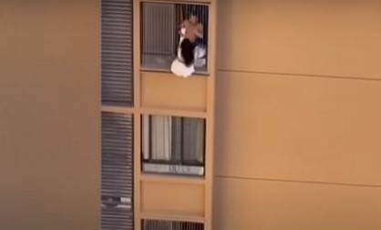 NEKAD SU ŠVALERI VISILI SA BALKONA Danas ljubavnice vise sa 10. sprata dok komšije snimaju! Celo naselje u neverici, drama uživo