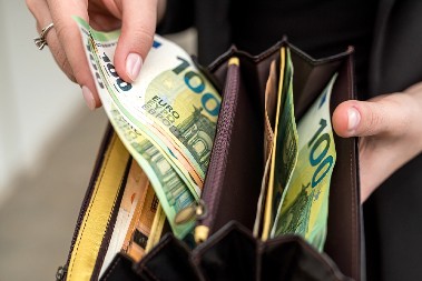 KO DANAS POZAJMI NOVAC, ČEKA GA GODINA NESREĆE Nikako ne idite ni u šoping