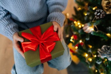 POKLON NE MORA DA BUDE SKUP Evo da za male pare oduševite svoje najmilije, ove stvari se ne odbijaju