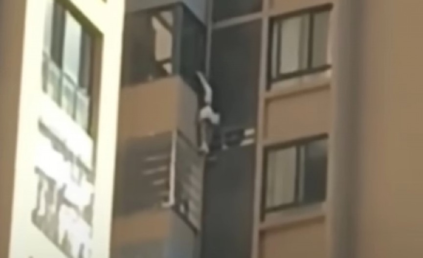 DRAMA KAO IZ FILMA Devojka pokušala da pobegne od žene svog ljubavnika, pa završila na NEVEROVATNOM MESTU - za dlaku izbegnuta tragedija! (VIDEO)