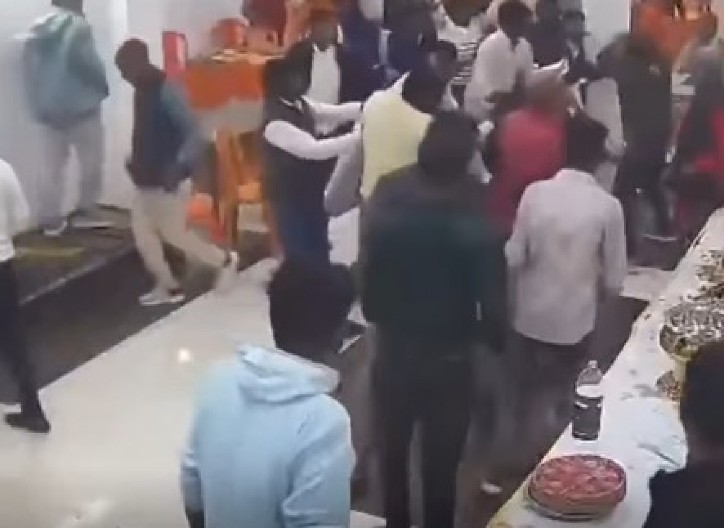 OPŠTA MAKLJAŽA NA VENČANJU Kamera snimila jeziv incident, SVATOVI SE GAĐALI STOLICAMA - evo šta je izazvalo haos! (VIDEO)