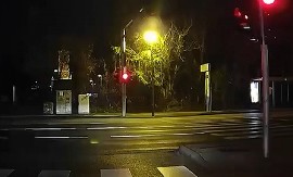 HOROR NA PUTU USRED NOĆI Vozač čekao na zelenom, a onda je čuo zvuk u daljini - sekunde ga delile od sigurne smrti! (VIDEO)