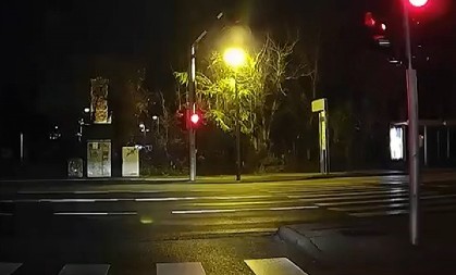 HOROR NA PUTU USRED NOĆI Vozač čekao na zelenom, a onda je čuo zvuk u daljini - sekunde ga delile od sigurne smrti! (VIDEO)