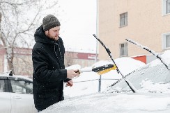 OVAJ TRIK ĆE VOZAČE SPASITI MUKA Evo šta treba da stavite na brisače tokom zimskih dana