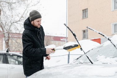 OVAJ TRIK ĆE VOZAČE SPASITI MUKA Evo šta treba da stavite na brisače tokom zimskih dana