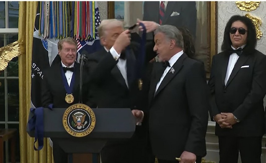 TRAMP IMA NOVI GAF: Izgovorio ime svog prijatelja Silvestera Stalonea i nasmejao SVET do suza, reakcije su URNEBESNE! (FOTO/VIDEO)