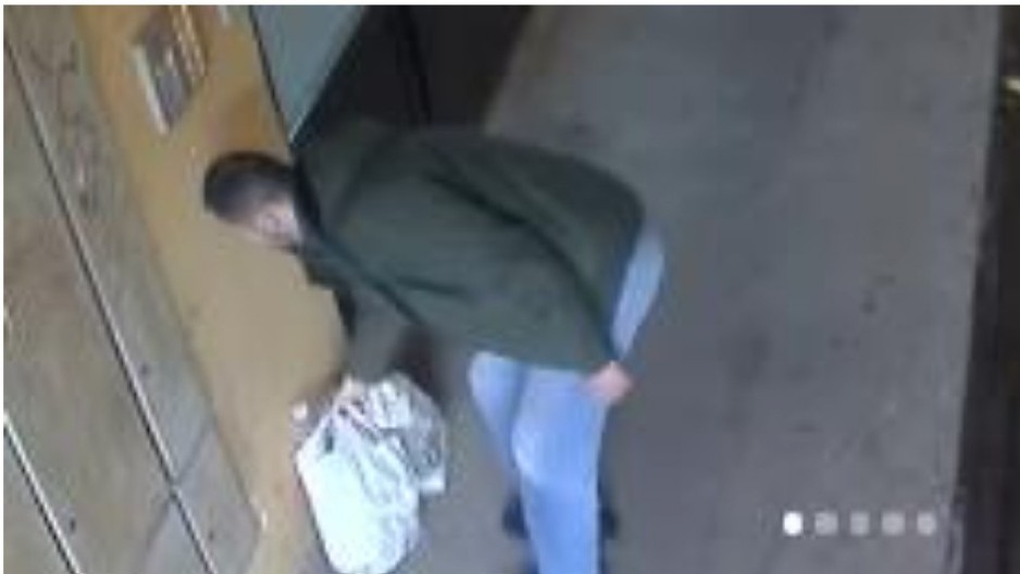 ZA NEVERICU! Novosađanin svakog dana baca đubre ispred ovog ulaza u kom ne stanuje, a razlog je da se prekrstiš i levom i desnom (VIDEO)