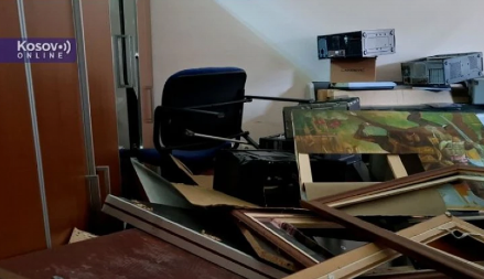 SVECIMA IZREZALI OČI, ZAPALILI SRPSKE ZASTAVE! Albanci uništili opštinske kancelarije na severu KiM