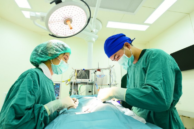 HALUCINACIJE I UKOČEN VRAT Čoveku presadili bubreg, ubrzo je počeo da "besni"! Kada je umro pronašli su TVORA!