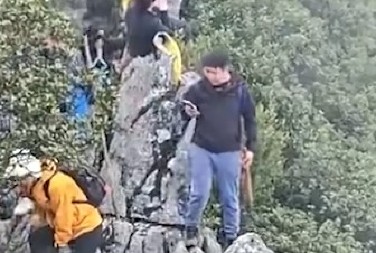 STRAVA I UŽAS NA IZLETU Popeo se da liticu od 40 metara da napravi selfi, a onda je PROPAO U AMBIS - ljudi ga panično dozivali! (UZNEMIRUJUĆI VIDEO)