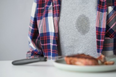 BAKIN TRIK ZA SKIDANJE FLEKA OD ULJA  Nestaju za 10 minuta kao da majica nikada nije ni bila isprljana