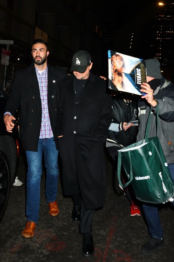 ZAŠTO DIKAPRIO STALNO NOSI MASKU?  Prava istina nema veze sa virusima ni sa bolestima