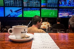 VIC DANA Mujo šeta čaršijom kad iza ugla naleti Haso i iznenađeno ga upita...