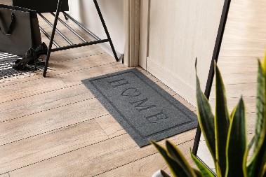 NIJE SUJEVERJE, RADI SE O NEČEM DRUGOM Evo zašto treba promeniti otirač ispred ulaznih vrata pre Nove godine