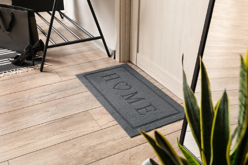 NIJE SUJEVERJE, RADI SE O NEČEM DRUGOM Evo zašto treba promeniti otirač ispred ulaznih vrata pre Nove godine