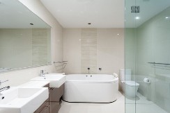 BEZ VELIKIH ULAGANJA Evo kako da preuredite staro kupatilo, a da izgleda luksuzno