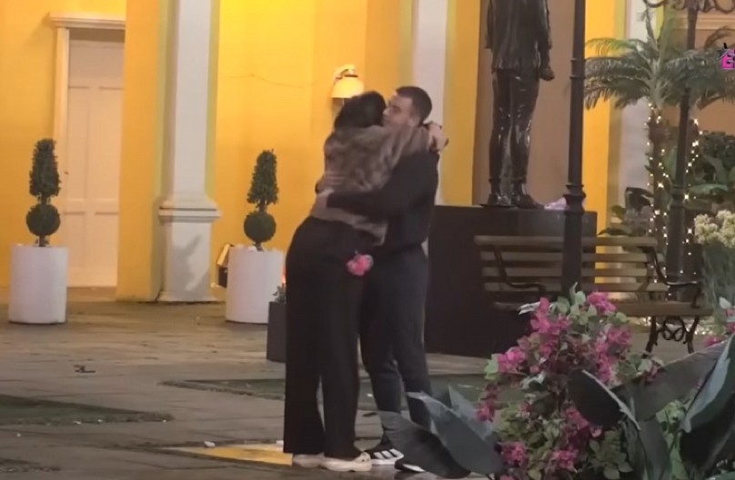 KAO NEKADA SA MENSUROM Mina Vrbaški na sedmom nebu, Viktor ne prestaje da je ljubi