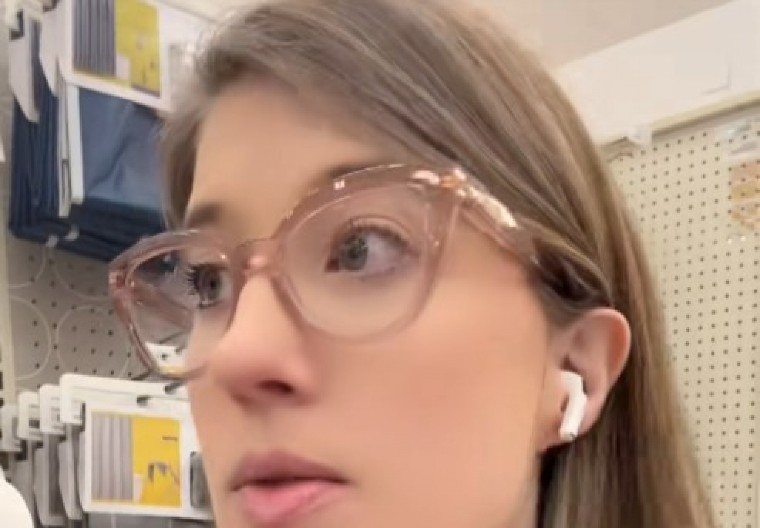 KUPOVINA ROĐENDANSKOG POKLONA SE PRETVORILA U KATASTROFU Muškarac zatražio savet od prodavačice, ona mu tresnula brutalnu istinu u lice! (VIDEO)