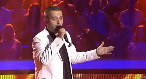 NAŠ PEVAČ SLOMLJEN ZBOG OČEVE SMRTI Oprostio se od njega bolnim scenama (VIDEO)