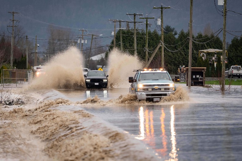 POPLAVE U KANADA UZELE MAHA Naređena evakuacija ljudi! (FOTO)