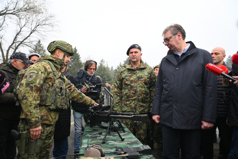 UČINIĆEMO SVE DA NAŠA VOJSKA BUDE JOŠ SNAŽNIJA Vučić: Uzavrela geopolitička i regionalna situacija nije laka, popuna vojske bolja nego pre