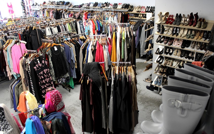 Kupio jaknu u sekndhend radnji i doživeo šok: Zavukao ruku u džep, a tamo…