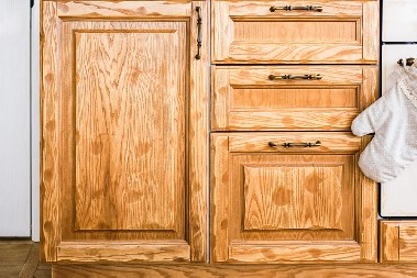 DRVENI ORMARIĆI ĆE DA ZABLISTAJU Samo 2 stvari uklanjaju tragove od kuvanja, rastvaraju masnoću kao od šale