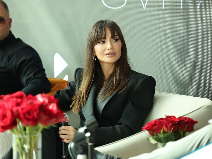 EMINA JAHOVIĆ U ŠORTSU I IZAZOVNOJ POZI PROVOCIRA! Otkrila tajnu svoje savršene linije, ovo je pevačicin jelovnik