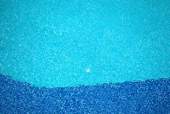 NEZAPAMĆENA NESREĆA, ŽENA AUTOM PROBILA STAKLENI ZID I ULETELA U BAZEN PUN PLIVAČA Sa njom u vozilu bila i ĆERKA (5)