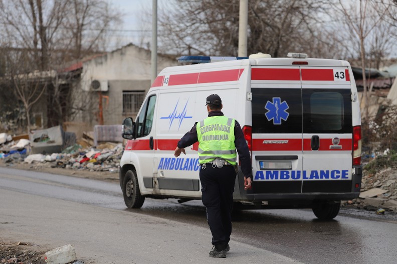 NA DEVOJKU NALETEO AUTOMOBIL  Vozilom Hitne pomoći prevezena je u Urgentni centar
