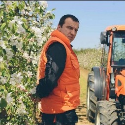 NENAD JEZDIĆ ODBIO DA PRODA IMANJE NA SELU Sa porodicom se odselio iz Beograda, a razvio je i unosan biznis: "Ima puno posla"